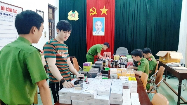 Qua kiểm tra, lực lượng công an phát hiện 101 máy hút thuốc lá điện tử.