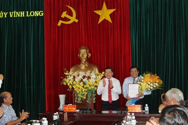 Đồng chí Trần Văn Rón, Ủy viên T.Ư Đảng, Bí thư Tỉnh ủy Vĩnh Long chúc mừng Phó Bí thư Tỉnh ủy Vĩnh Long Bùi Văn Nghiêm. 