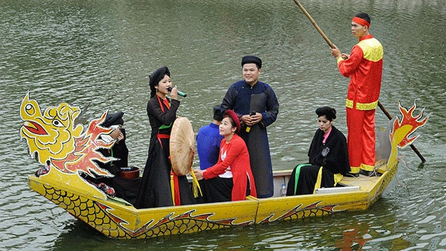 Thuyền rồng biểu diễn quan họ trên hồ bán nguyệt ở Đền Đô (thị xã Từ Sơn, Bắc Ninh).