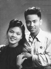 Vợ chồng nhà văn Văn Phác -
Lê Thị Quế Hương trong
ngày cưới, 9-1954.