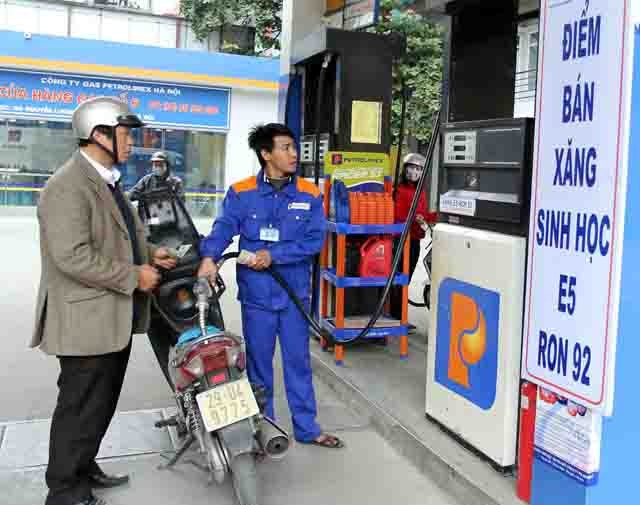 Người dân đang dần quen với việc sử dụng xăng sinh học E5. Trong ảnh: Khách mua xăng tại cửa hàng trên phố Nguyễn Lương Bằng (Hà Nội). Ảnh: NGỌC TUẤN