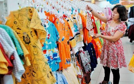 Gian hàng quần áo may sẵn tại thương xá TAX thuộc Tổng công ty thương mại Sài Gòn.    