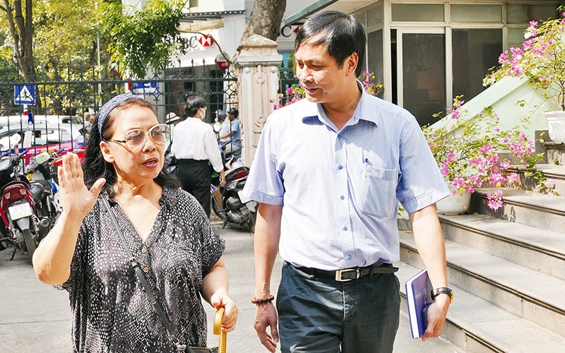 Nhà văn Lê Minh Khuê (trái) trò chuyện với nhà thơ Hữu Việt. Ảnh | NGUYỄN ĐÌNH TOÁN