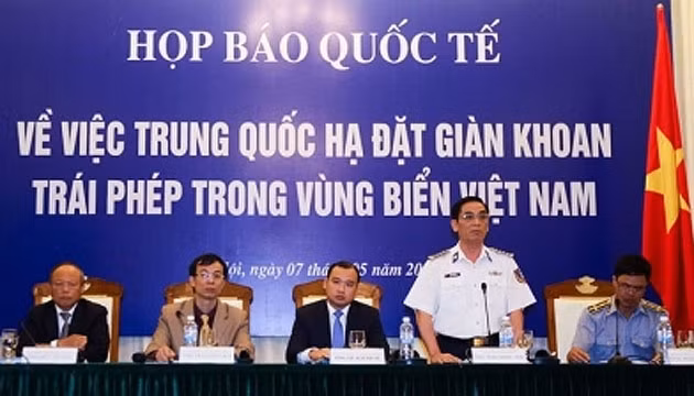 Cuộc họp báo bao gồm đại diện của Bộ ngoại giao, cảnh sát biển, tập đoàn dầu khí quốc gia Việt Nam.