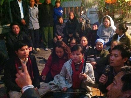 Từ trái sang: Khương Cường, Giáng Son, Mai Tuyết Hoa, Quang Long hát Xẩm ghi khắc công ơn trời biển của nghệ nhân Hà Thị