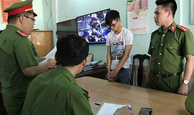 Công an TP Đà Nẵng tống đạt quyết định khởi tố và bắt tạm giam đối tượng sử dụng mạng máy tính, mạng viễn thông, mạng in-tơ-nét hoặc thiết bị số thực hiện hành vi chiếm đoạt tài sản. Ảnh: ĐOÀN CƯỜNG