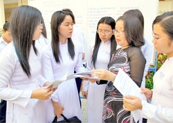 Hướng dẫn học sinh làm hồ sơ đăng
ký dự thi ĐH, CĐ năm 2007.