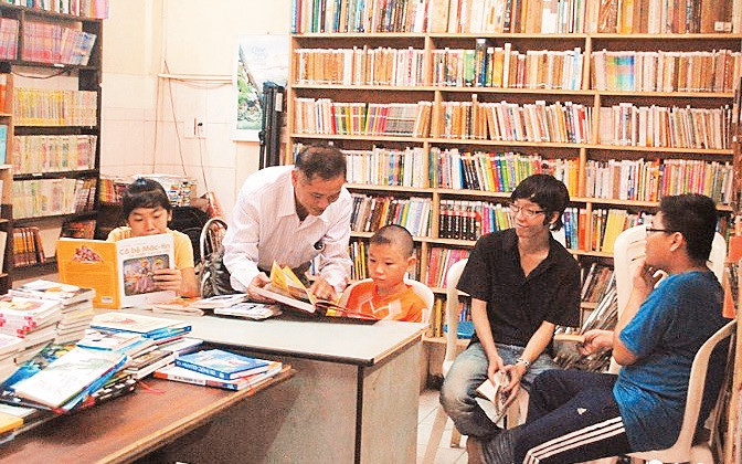 Trẻ em đọc sách tại thư viện.