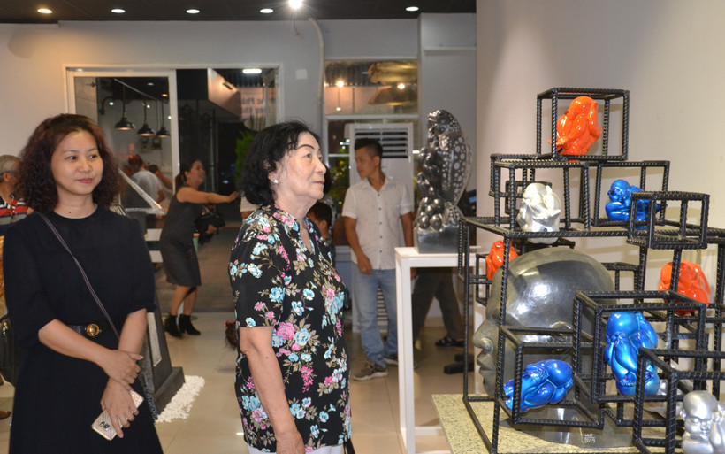 Khán giả thưởng thức các tác phẩm điêu khắc mới tại triển lãm 