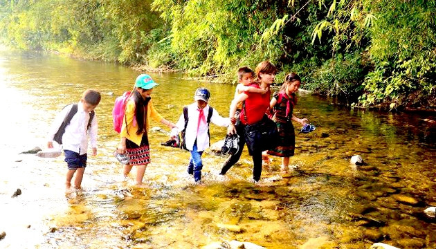 Bức ảnh đoạt giải nhất “Cô trò vùng cao” của tác giả Hoàng An.