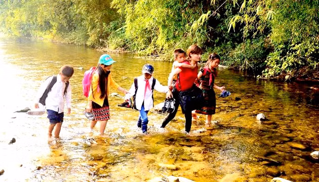 Bức ảnh đoạt giải nhất “Cô trò vùng cao” của tác giả Hoàng An.