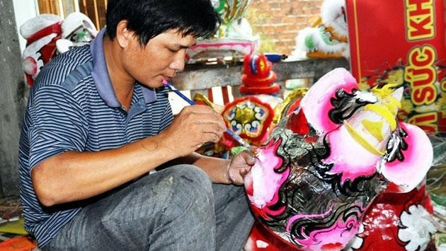 Anh Hưng tỉ mẩn trang trí từng màu lân.