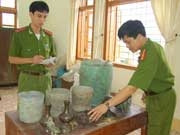 Công an TP Yên Bái kiểm tra cổ vật đã thu giữ.