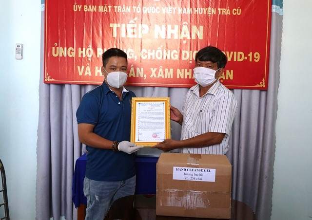 Lãnh đạo UBMTTQVN huyện Trà Cú trao thư cảm ơn cho đơn vị tài trợ.