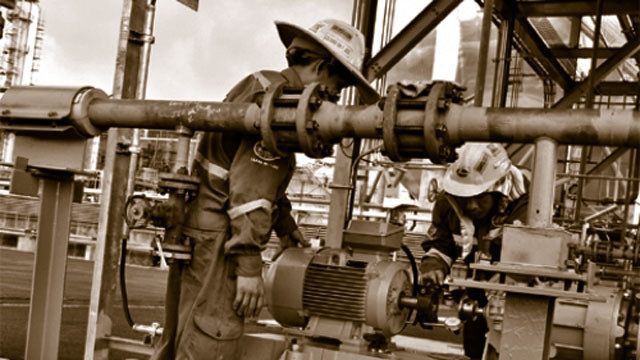 Công nhân nhà thầu lắp đặt kết cấu, thiết bị Nhà máy sản xuất A-môn Ni-tơ-rát tại Thái Thụy (Thái Bình).