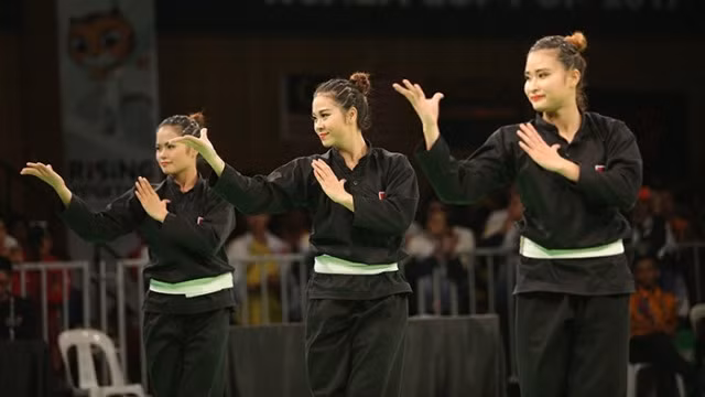 Bộ ba Nguyễn Thị Huyền, Nguyễn Thị Thúy và Nguyễn Thị Thu Hà của đội tuyển pencak silat Việt Nam vừa được đôn lên nhận HCV nội dung Regu (biểu diễn), sau khi đoàn Thái-lan bị tước ngôi vô địch do VĐV 