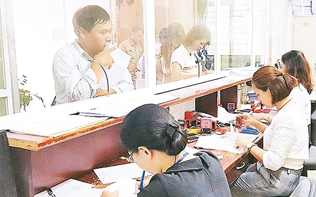 Hoạt động giao dịch tại Phòng công chứng số 4 Hà Nội. Ảnh: Huy Hoàng