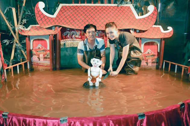 Hoàng Hương Giang cùng nghệ nhân rối nước Phan Thanh Liêm.