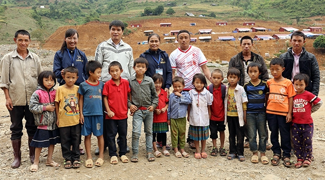 Thầy giáo, cô giáo cùng phụ huynh, học sinh vùng lũ xã Nặm Păm, huyện Mường La (Sơn La).