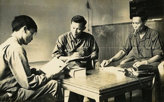 Nhà văn Nam Hà (ngồi giữa) đi lấy tư liệu ở đơn vị chiến đấu.