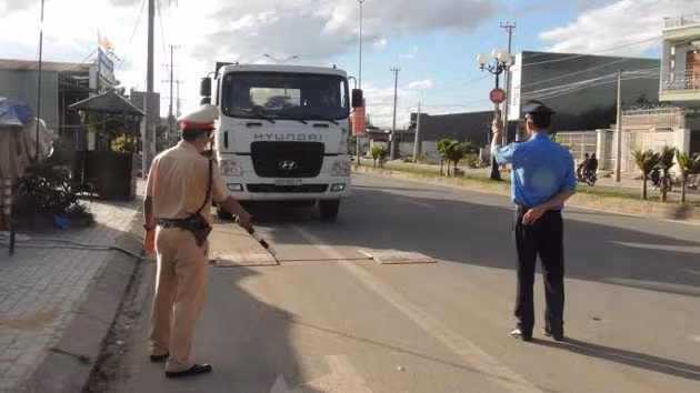 Dừng xe vào trạm cân tại TP Kon Tum.