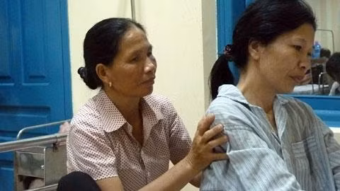 Dù đã phải mổ nhiều lần, dì Hằng (bên phải) vẫn tiếp tục phải điều trị.