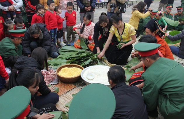 "Gói bánh chưng xanh cùng người nghèo ăn Tết"