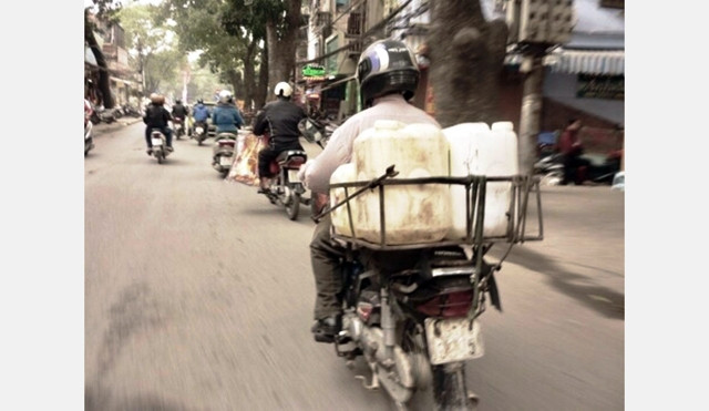 Rượu từ thôn Đại Lâm, xã Tam Đa, huyện Yên Phong (Bắc Ninh) sau khi chế biến được chở đi tiêu thụ ở các đầu mối.