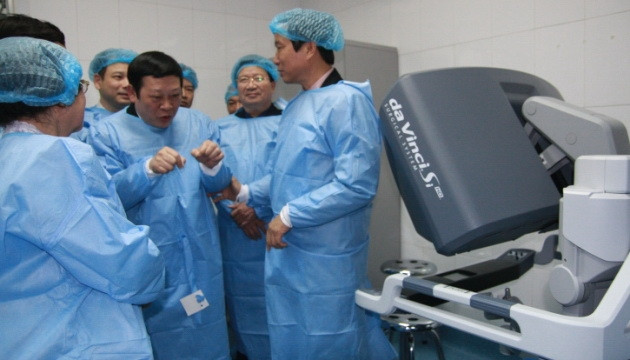 Thứ trưởng Y tế Nguyễn Viết Tiến tham quan Trung tâm phẫu thuật nội soi Nhi khoa.