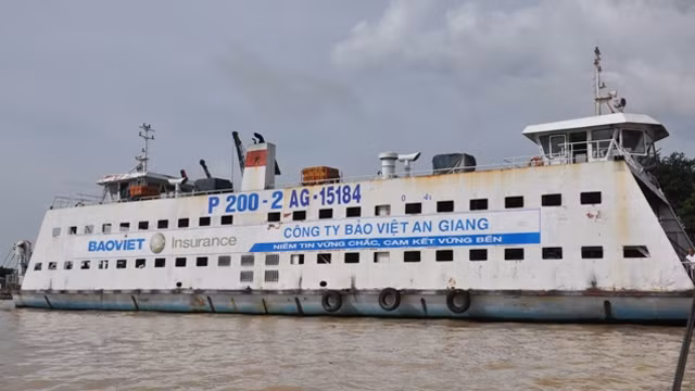 Những chiếc phà như thế này đã quá "già nua".