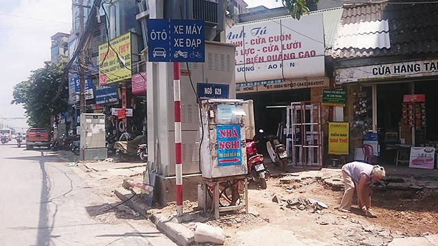 Tủ điện sắp xếp lộn xộn trên vỉa hè.