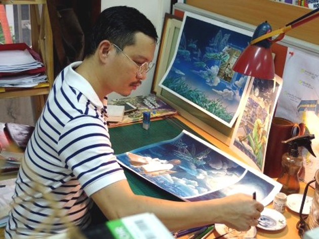 Họa sĩ Tạ Huy Long khi sáng tác truyện tranh Cửa sổ. (Ảnh: Thể thao & Văn hóa)