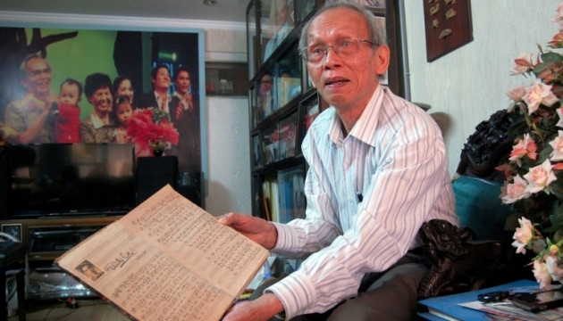 Nhạc sĩ Huy Thục bên cuốn sổ nhạc sĩ Hoàng Việt đề tặng. 