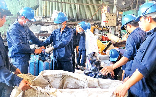 Cơ quan chức năng tiêu hủy quần áo giả mạo xuất xứ Việt Nam tại TP Hồ Chí Minh.