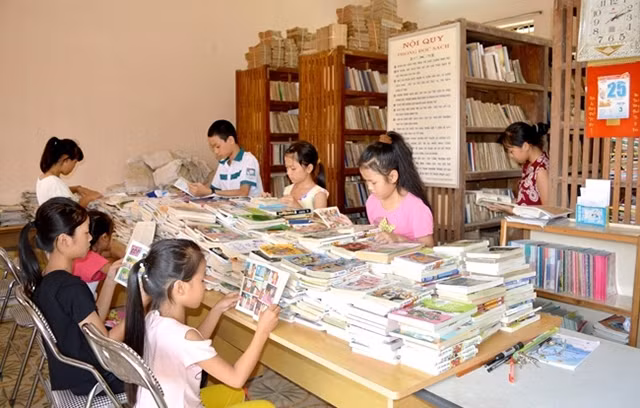 Thư viện huyện Sơn Dương, tỉnh Tuyên Quang thu hút nhiều bạn đọc nhỏ tuổi.