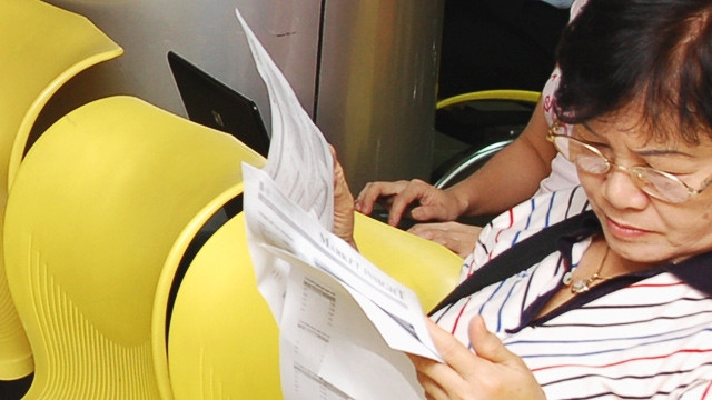 Nhà đầu tư ngiên cứu báo cáo tài chính.