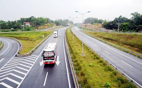 Thực tế cho thấy, đầu tư vào hạ tầng giao thông sẽ tạo động lực cho việc phát triển kinh tế, xã hội của đất nước. Ảnh: QUANG MINH