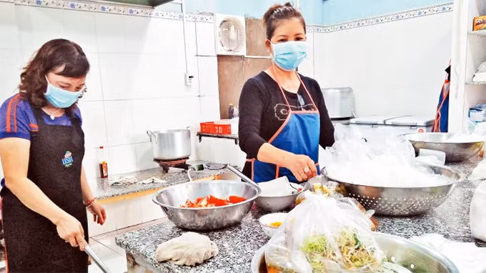 Các tình nguyện viên chuẩn bị bữa ăn.