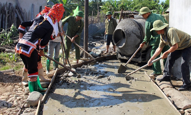 Cán bộ huyện Hải Hà (Quảng Ninh) và người dân xã Quảng Sơn làm đường giao thông nông thôn. Ảnh: ÁNH HỒNG