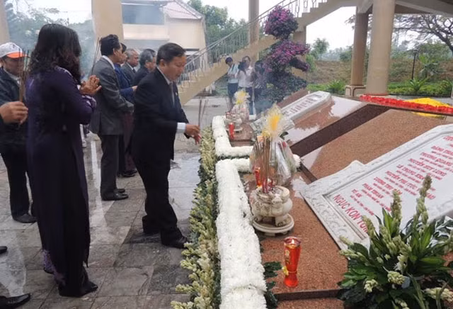 Các đại biểu thắp hương tại phần mộ chung các liệt sĩ tù chính trị tại ngục Kon Tum sáng 12-12.