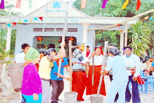 Lễ hội mừng lúa mới của người Tà Mun.