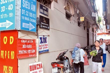 Nhiều cửa hàng kinh doanh quần áo, mỹ phẩm, ăn uống... buôn bán trong ngõ phố Nhà Chung để giảm chi phí thuê mặt bằng.