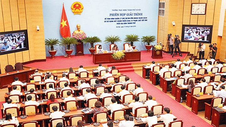 Thường trực HÐND thành phố Hà Nội tổ chức phiên họp giải trình về tình hình quản lý các dự án vốn ngoài ngân sách có sử dụng đất chậm triển khai, vi phạm Luật Ðất đai trên địa bàn. Ảnh: BÁ HOẠT