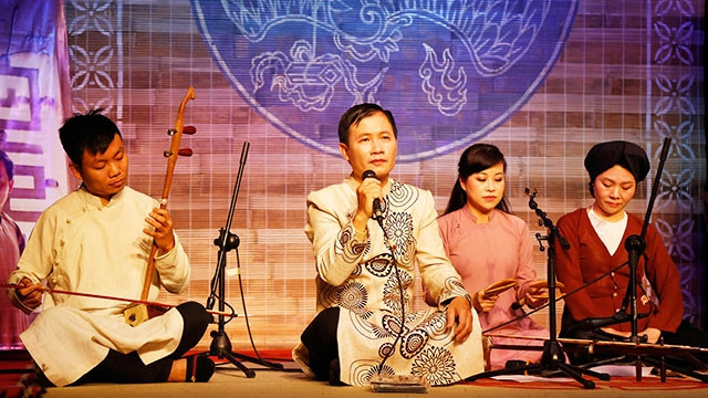 Nhạc sĩ Quang Long biểu diễn trong ngày ra mắt album.