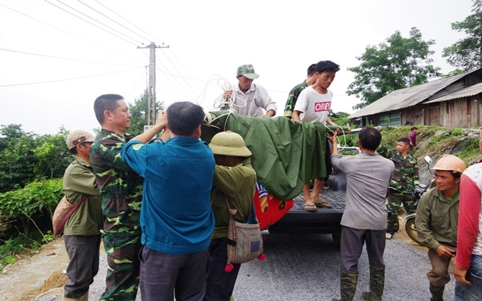 Lực lượng cứu hộ tìm thấy thi thể nạn nhân trong rừng.