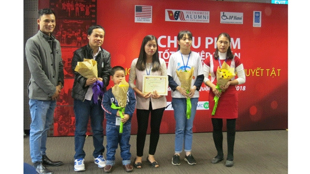 Nhóm làm phim“Anh nông dân lưng gù” nhận giải.