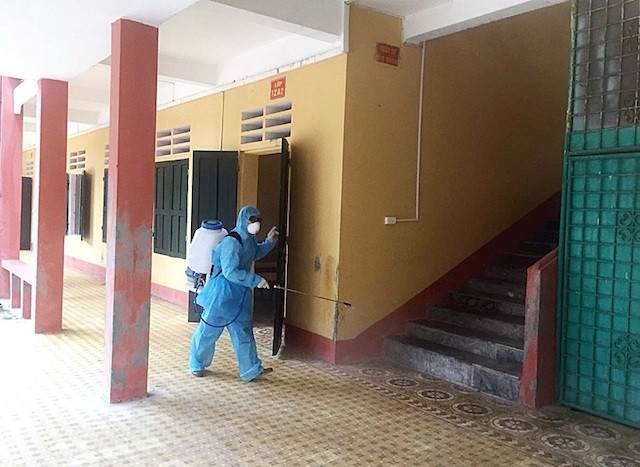 Ngành y tế thực hiện phun khử trùng tiêu độc tại Trường THPT Tam Dương