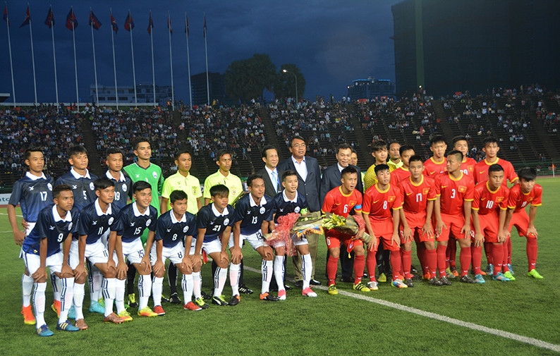 Quan chức hai nước chụp ảnh lưu niệm cùng các cầu thủ trước giờ thi đấu.
