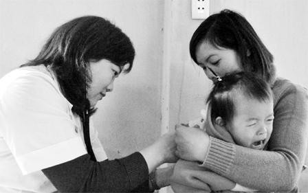 Bác sĩ tình nguyện khám bệnh cho trẻ em vùng cao.
