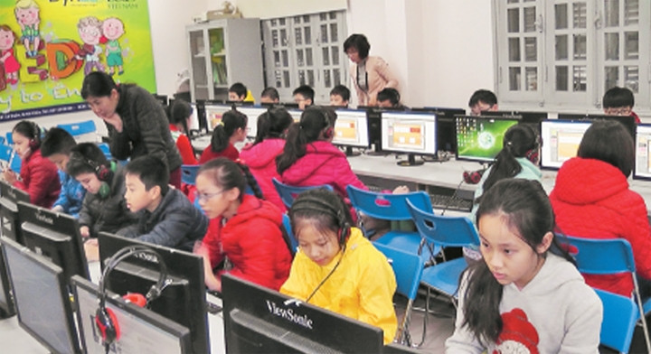 Học sinh Trường tiểu học Ái Mộ B (quận Long Biên) thực hành trên máy tính.